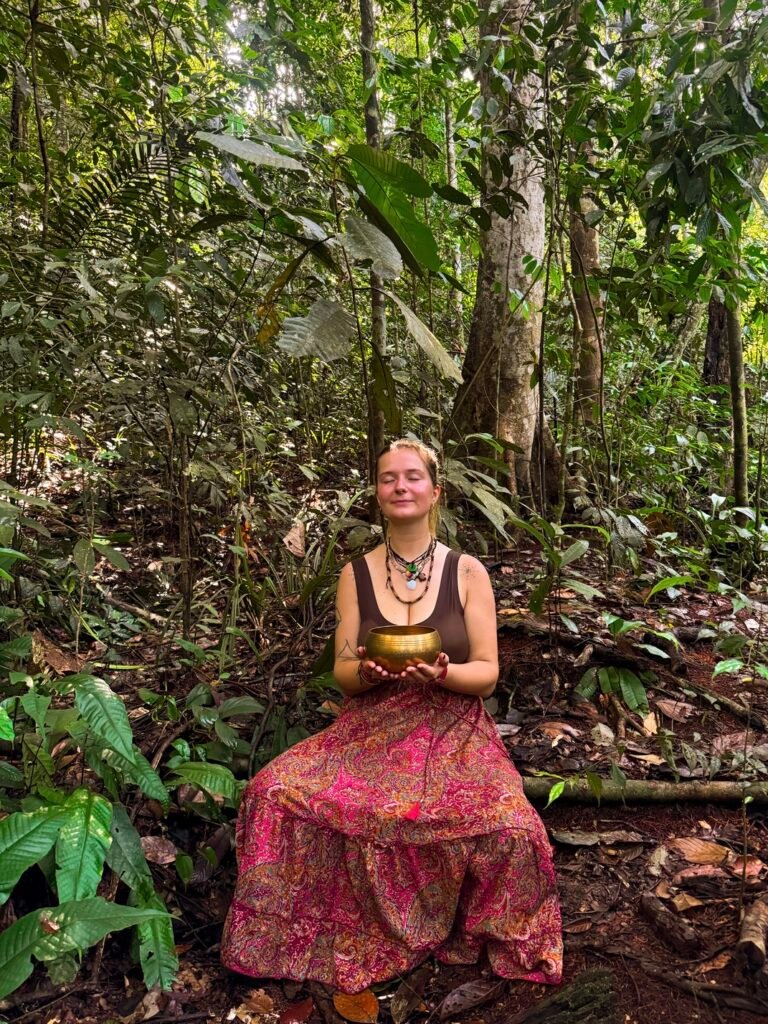Lekce jógy a vědomého dýchání během breathwork retreat na Sumatře